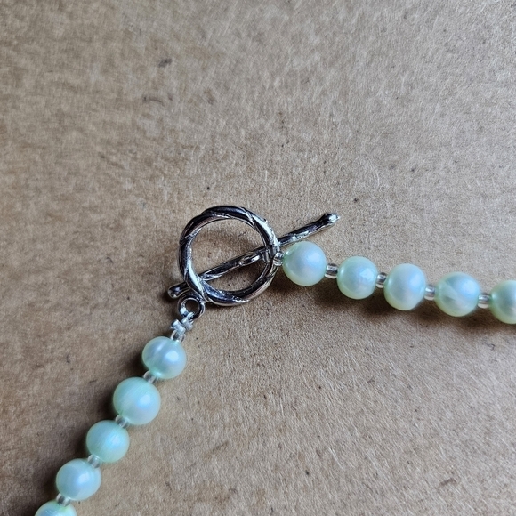 Green-toned freshwater pearl necklace green stones toggle clasp mermaidcore - Picture 4 of 5